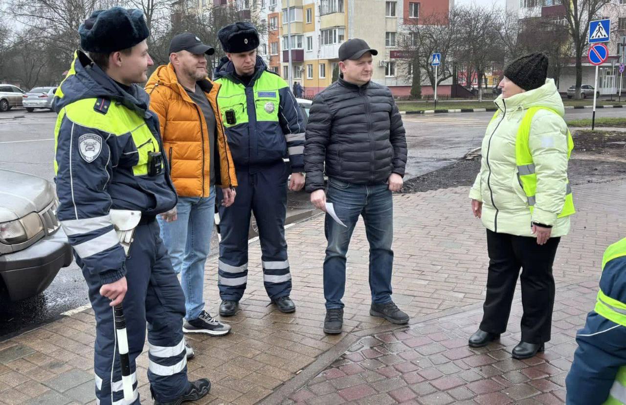Здравствуйте, друзья. В Строителе утро для детей и их родителей началось с напоминания о ПДД от автоинспекторов и «родительского патруля» Особое внимание уделили важности использования световозвращающих элементов на одежде... Здравствуйте, друзья. В Строителе утро для детей и их родителей началось с напоминания о ПДД от автоинспекторов и «родительского патруля» Особое внимание уделили важности использования световозвращающих элементов на одежде...
