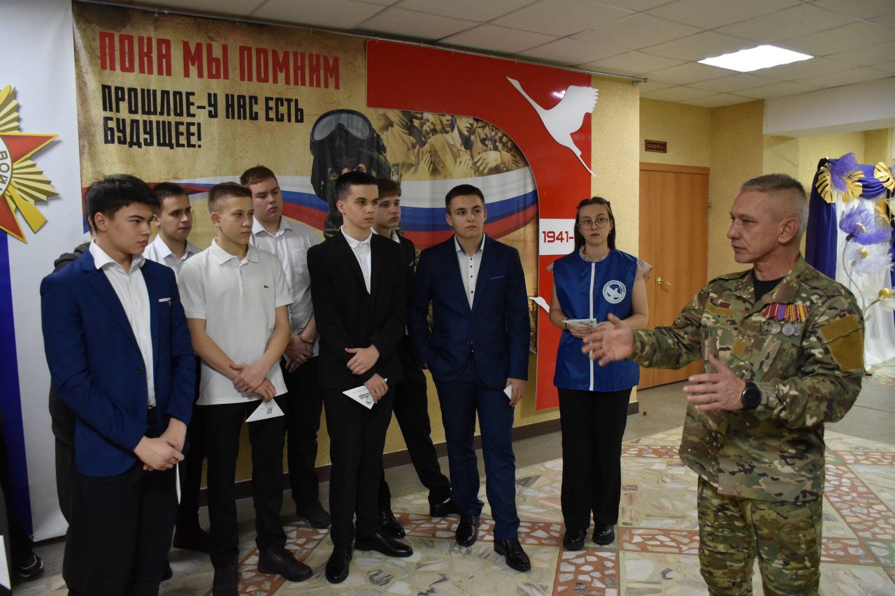 Татьяна Киричкова: Сегодня в Центре молодежных инициатив на встрече «Диалог с Героем» юные ровенчане получили возможность пообщаться с Сергеем Викторовичем Куриным Татьяна Киричкова: Сегодня в Центре молодежных инициатив на встрече «Диалог с Героем» юные ровенчане получили возможность пообщаться с Сергеем Викторовичем Куриным