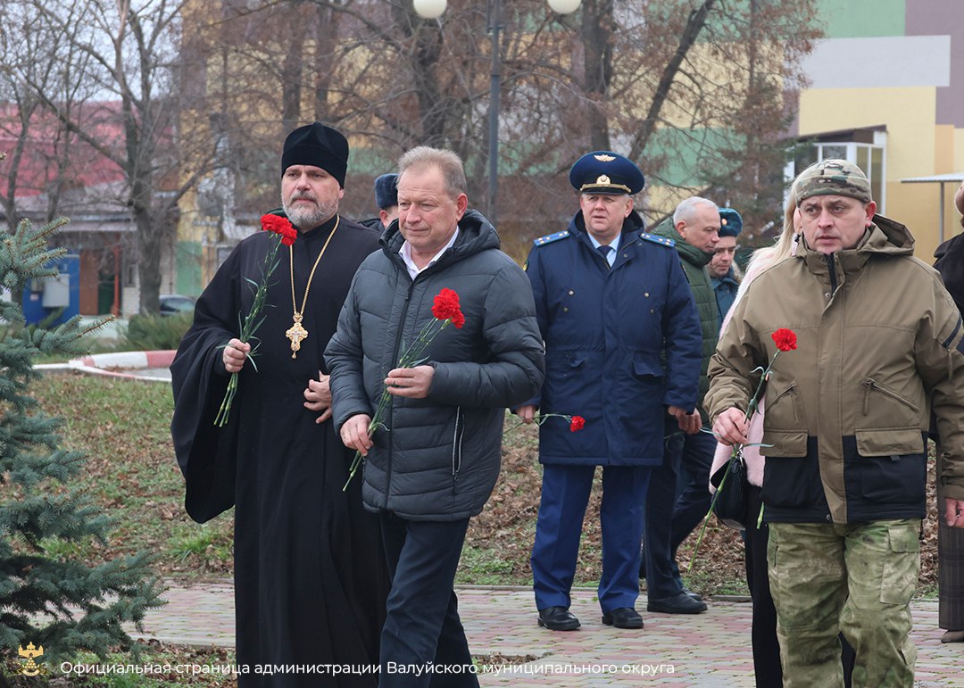 Дань памяти: возложение цветов к памятникам воинской доблести Дань памяти: возложение цветов к памятникам воинской доблести