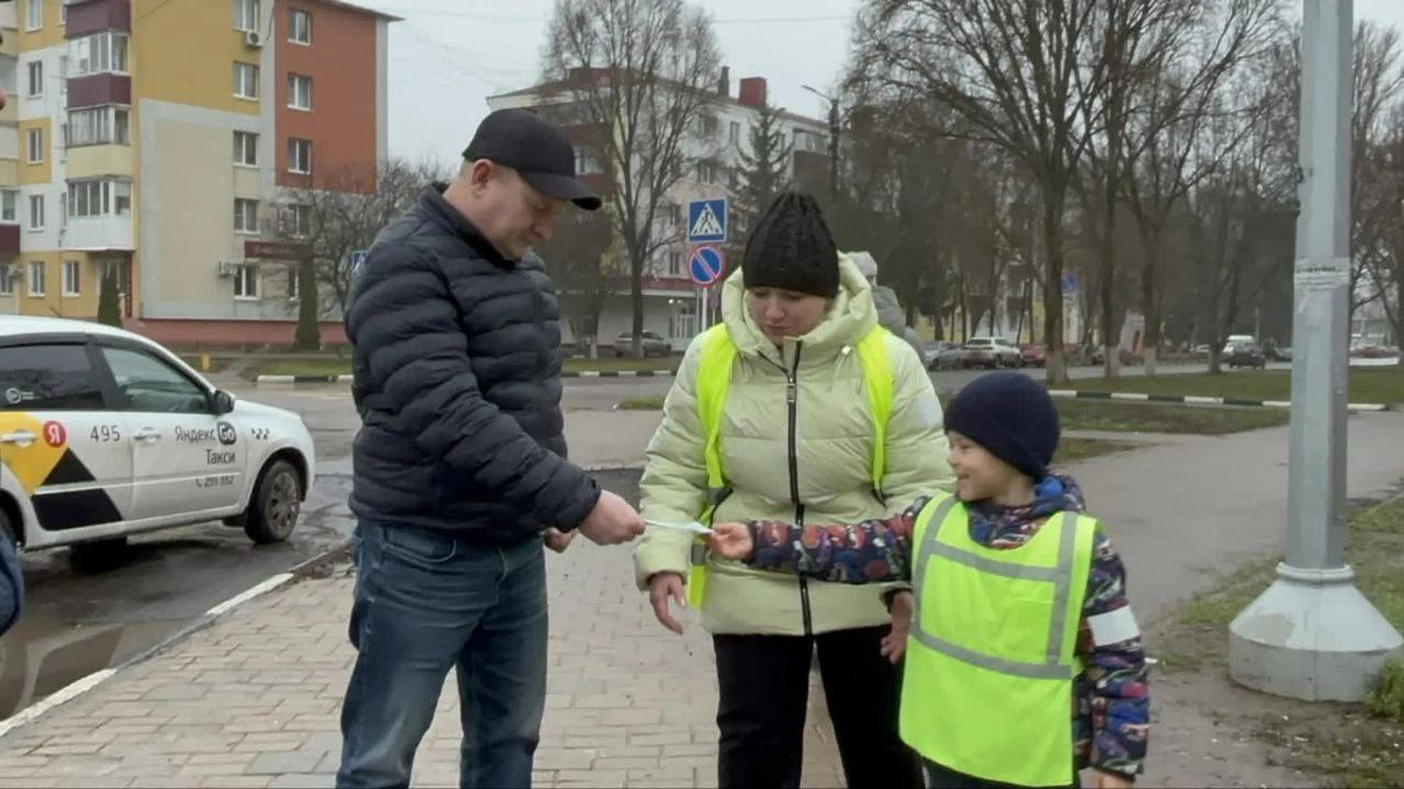 Здравствуйте, друзья. В Строителе утро для детей и их родителей началось с напоминания о ПДД от автоинспекторов и «родительского патруля» Особое внимание уделили важности использования световозвращающих элементов на одежде... Здравствуйте, друзья. В Строителе утро для детей и их родителей началось с напоминания о ПДД от автоинспекторов и «родительского патруля» Особое внимание уделили важности использования световозвращающих элементов на одежде...