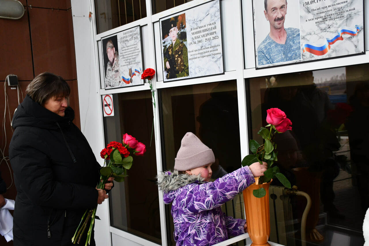 В Новохуторном увековечили память Виктора Угроватого, погибшего в ходе проведения специальной военной операции В Новохуторном увековечили память Виктора Угроватого, погибшего в ходе проведения специальной военной операции