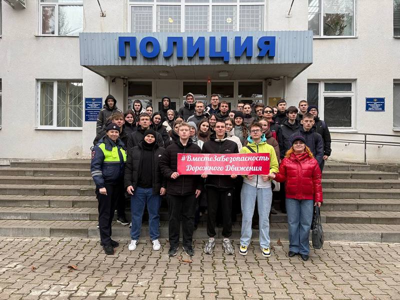 В Алексеевке сотрудники Госавтоинспекции пригласили в гости студентов колледжей