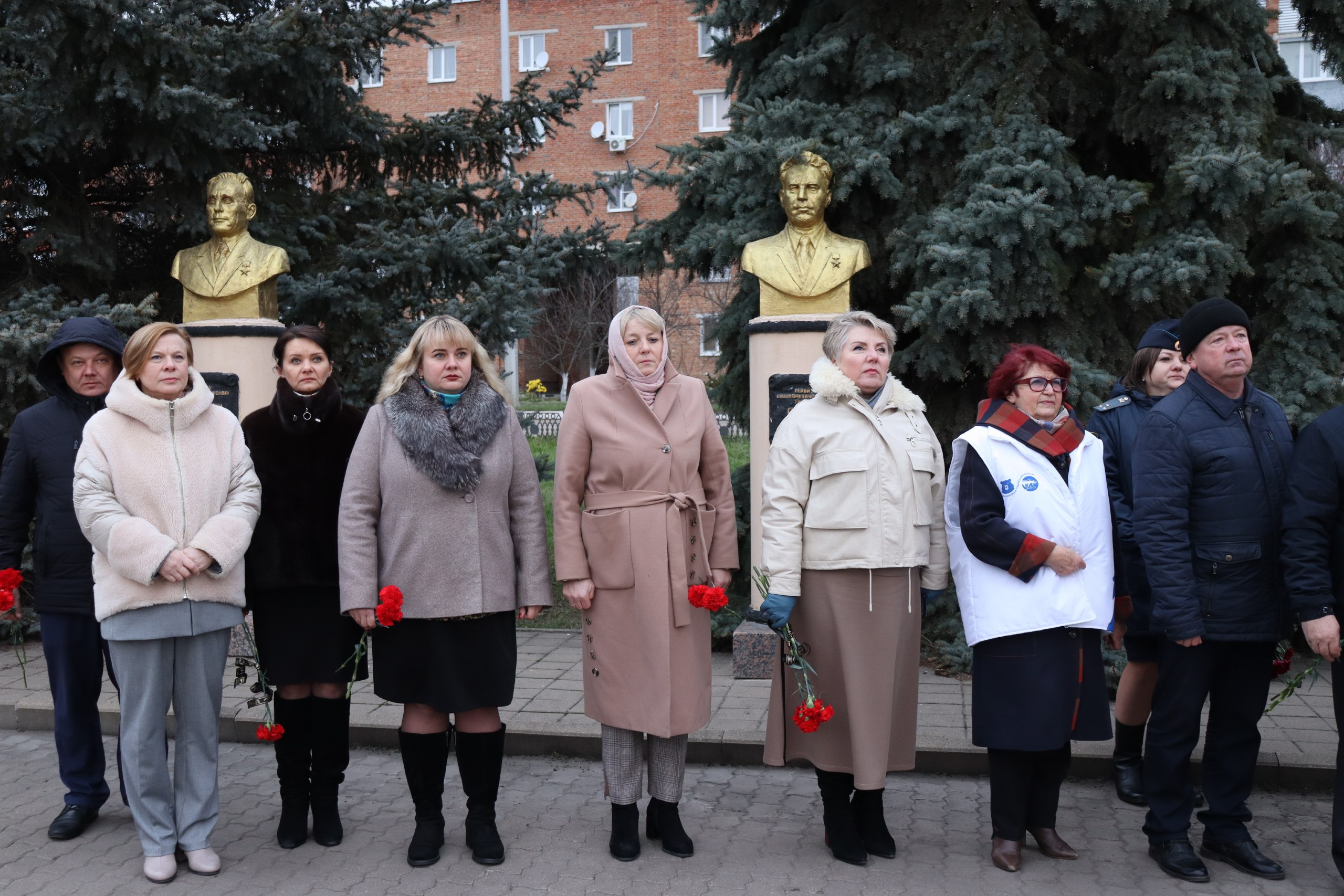 День Героев Отечества знаменует подвиги всех, кто своими добрыми делами и героическими поступками показал пример подлинного служения Родине День Героев Отечества знаменует подвиги всех, кто своими добрыми делами и героическими поступками показал пример подлинного служения Родине