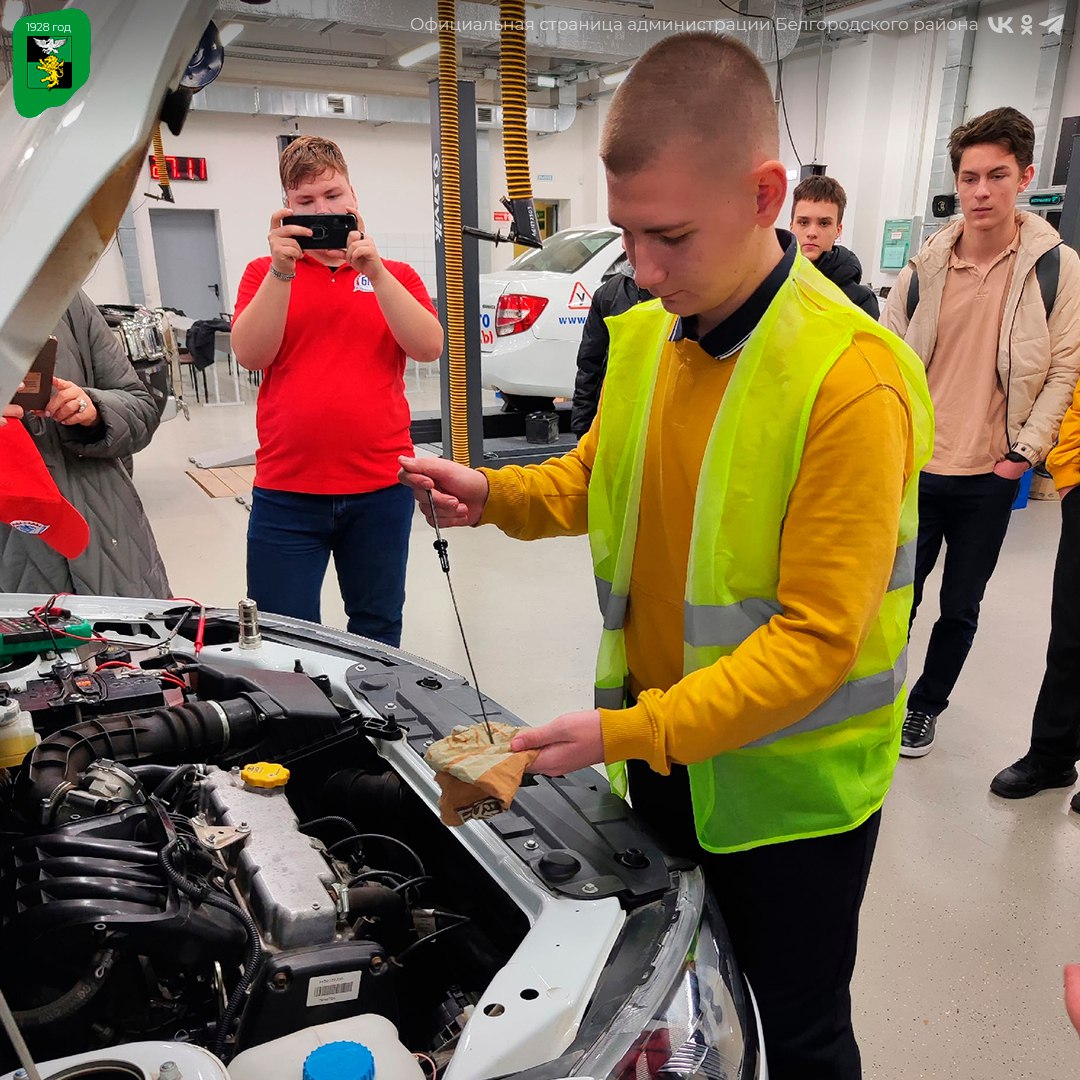 Ученики Разуменской школы «Вектор Успеха» познакомились с профессией станочника широкого профиля Ученики Разуменской школы «Вектор Успеха» познакомились с профессией станочника широкого профиля