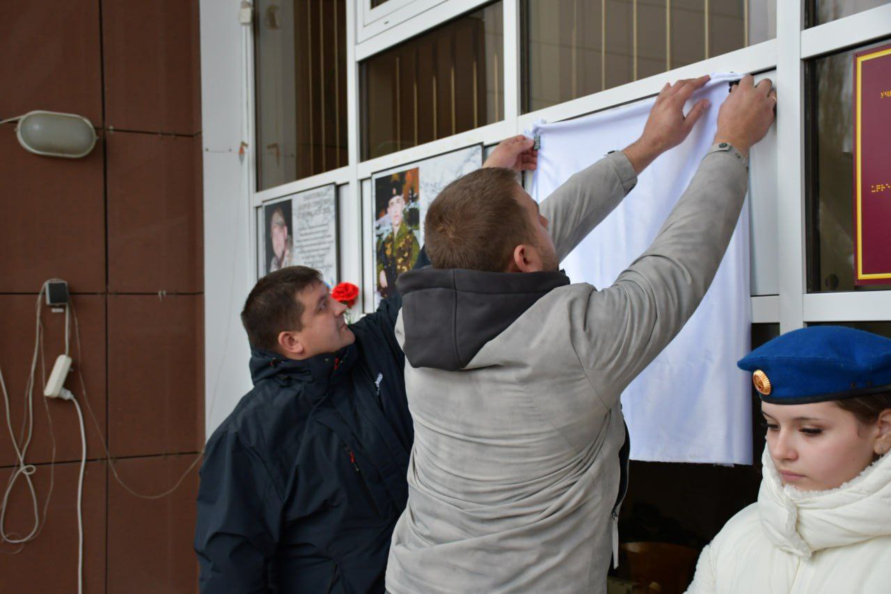 Галина Руденко: Сегодня, в День Героев Отечества в селе Новохуторное увековечили память Виктора Митрофановича Угроватого, погибшего при исполнении воинского долга Галина Руденко: Сегодня, в День Героев Отечества в селе Новохуторное увековечили память Виктора Митрофановича Угроватого, погибшего при исполнении воинского долга