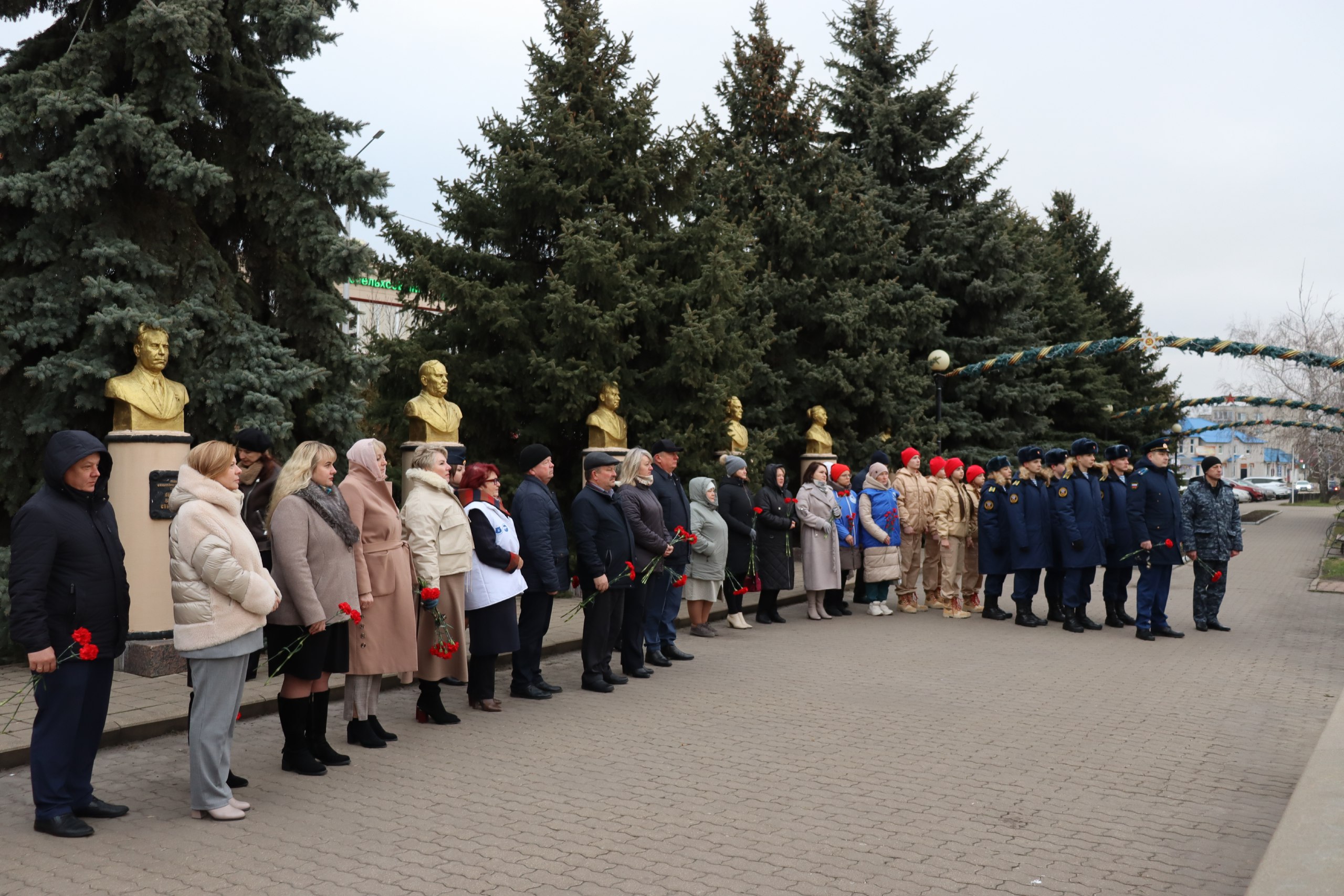 День Героев Отечества знаменует подвиги всех, кто своими добрыми делами и героическими поступками показал пример подлинного служения Родине День Героев Отечества знаменует подвиги всех, кто своими добрыми делами и героическими поступками показал пример подлинного служения Родине