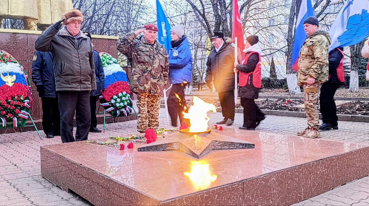 Олег Медведев: Сегодня, в День Героев Отечества, вместе с коллективом Совета депутатов, общественными организациями, сотрудниками администрации, уважаемыми ветеранами и молодёжью мы возложили цветы к Братской могиле... Олег Медведев: Сегодня, в День Героев Отечества, вместе с коллективом Совета депутатов, общественными организациями, сотрудниками администрации, уважаемыми ветеранами и молодёжью мы возложили цветы к Братской могиле...