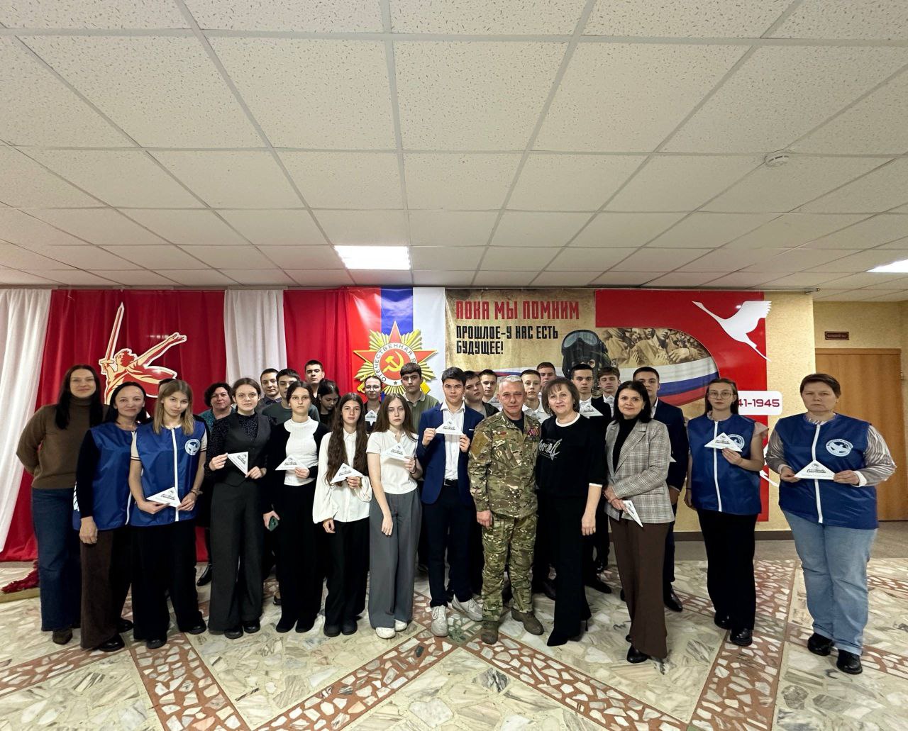 Татьяна Киричкова: Сегодня в Центре молодежных инициатив на встрече «Диалог с Героем» юные ровенчане получили возможность пообщаться с Сергеем Викторовичем Куриным Татьяна Киричкова: Сегодня в Центре молодежных инициатив на встрече «Диалог с Героем» юные ровенчане получили возможность пообщаться с Сергеем Викторовичем Куриным