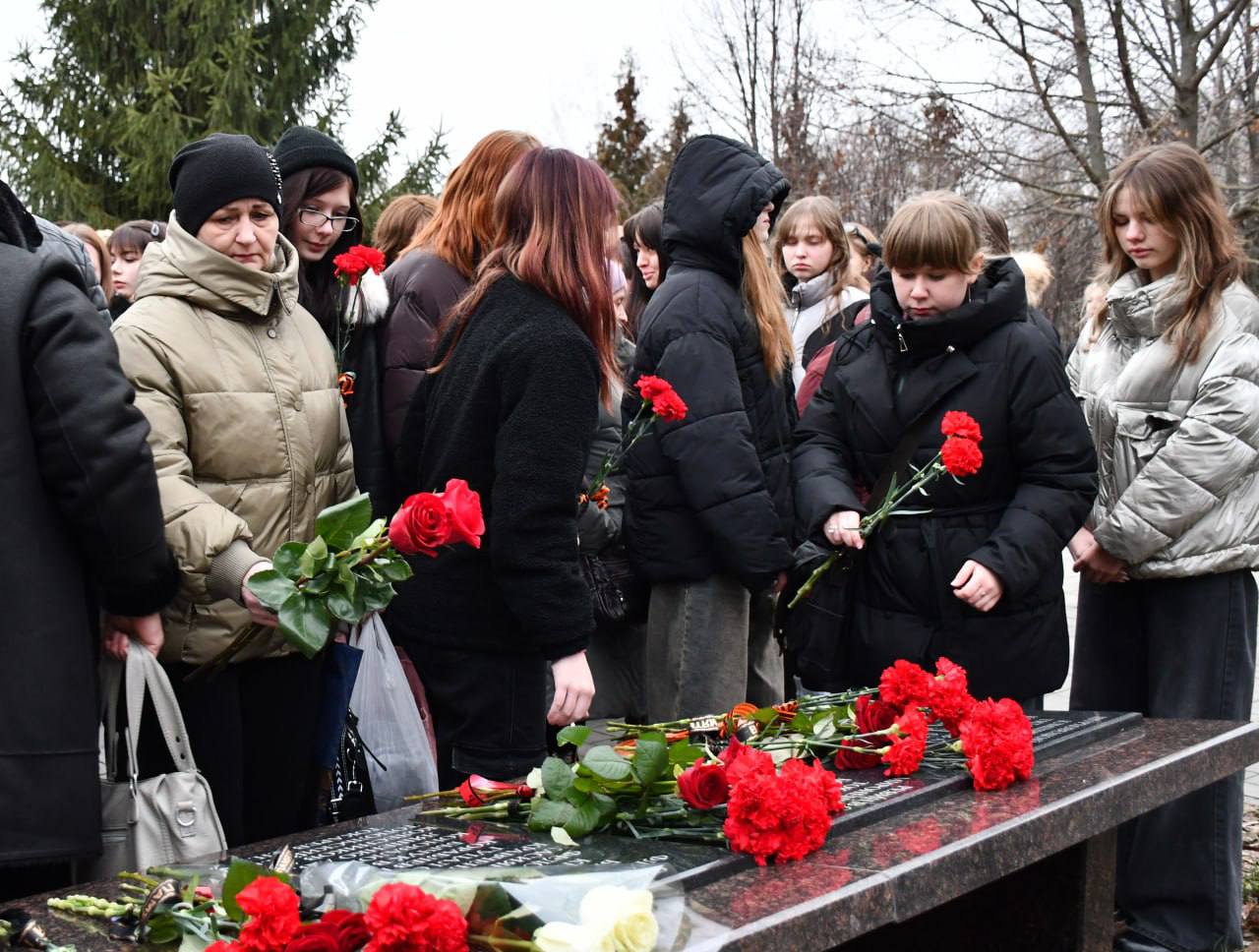 Светлана Халеева: Сегодня, 9 декабря, в День Героев Отечества, мы собрались у памятника воинам-интернационалистам, чтобы отдать дань памяти и глубокого уважения всем, кто проявил мужество, отвагу и героизм во имя Родины Светлана Халеева: Сегодня, 9 декабря, в День Героев Отечества, мы собрались у памятника воинам-интернационалистам, чтобы отдать дань памяти и глубокого уважения всем, кто проявил мужество, отвагу и героизм во имя Родины