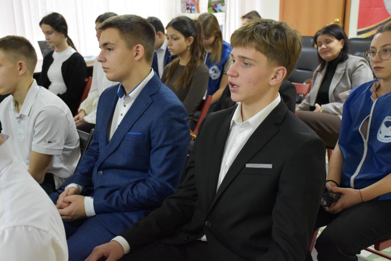 Татьяна Киричкова: Сегодня в Центре молодежных инициатив на встрече «Диалог с Героем» юные ровенчане получили возможность пообщаться с Сергеем Викторовичем Куриным Татьяна Киричкова: Сегодня в Центре молодежных инициатив на встрече «Диалог с Героем» юные ровенчане получили возможность пообщаться с Сергеем Викторовичем Куриным