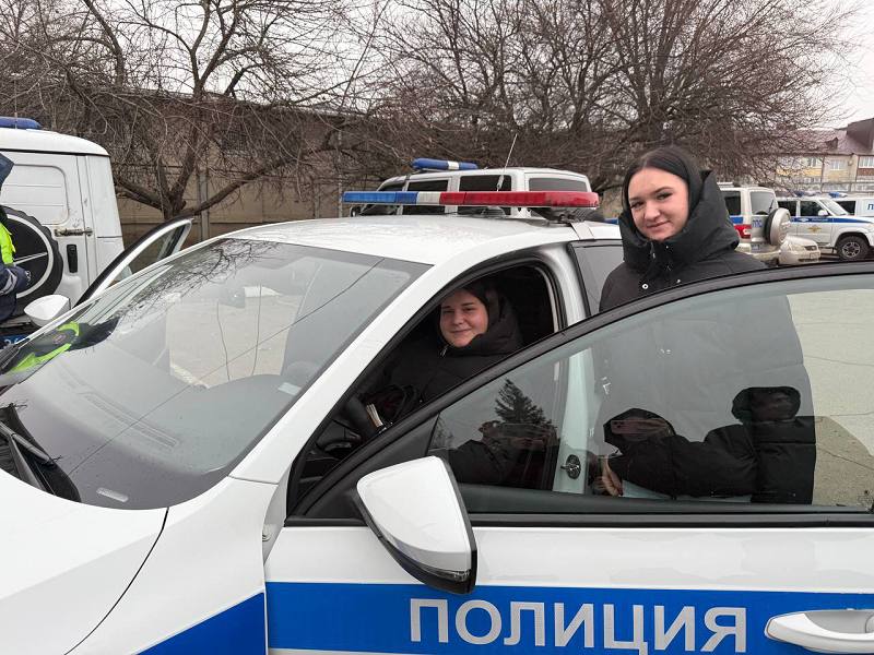 В Алексеевке сотрудники Госавтоинспекции пригласили в гости студентов колледжей В Алексеевке сотрудники Госавтоинспекции пригласили в гости студентов колледжей