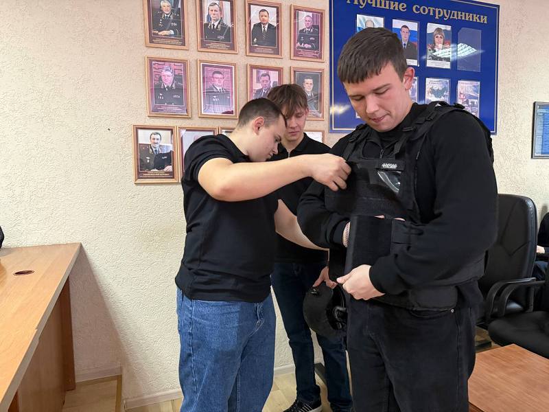 В Алексеевке сотрудники Госавтоинспекции пригласили в гости студентов колледжей В Алексеевке сотрудники Госавтоинспекции пригласили в гости студентов колледжей