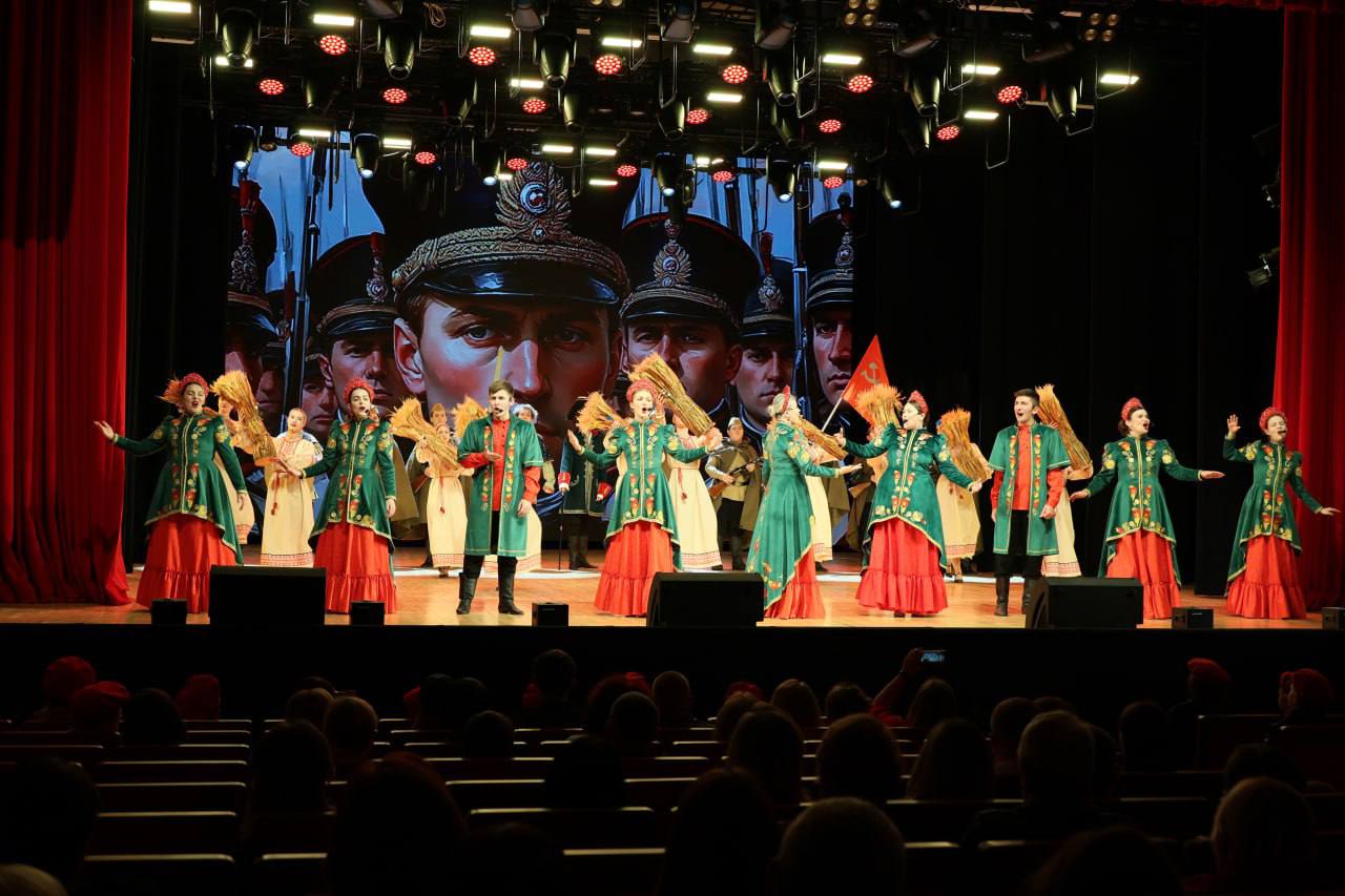 Юрий Клепиков: Говоря о героизме, мы обращаемся не только к событиям прошлого, но и к тому, что заставляет наши сердца биться сильнее: несгибаемой силе духа, безграничной храбрости и той глубокой любви, что связывает нас с... Юрий Клепиков: Говоря о героизме, мы обращаемся не только к событиям прошлого, но и к тому, что заставляет наши сердца биться сильнее: несгибаемой силе духа, безграничной храбрости и той глубокой любви, что связывает нас с...