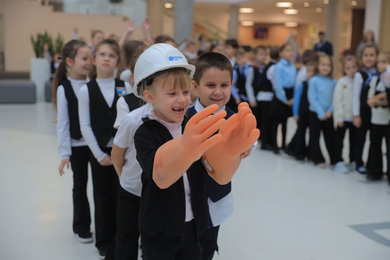 Белгородские энергетики презентовали детскую книгу по электробезопасности Белгородские энергетики презентовали детскую книгу по электробезопасности