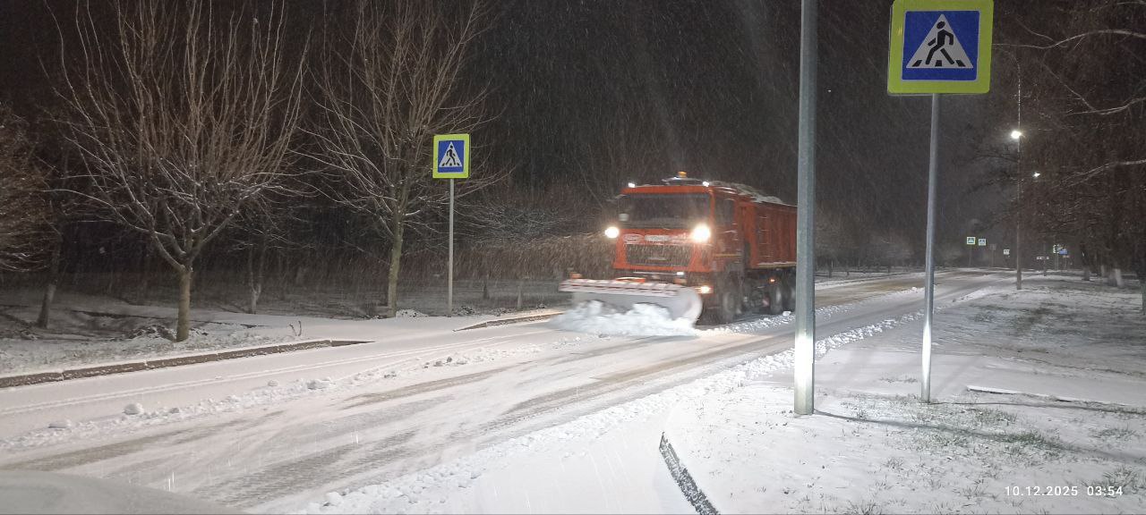 Дорогие яковлевцы!. С первым по-настоящему зимним утром! Наши коммунальные службы уже вовсю трудятся, чтобы расчистить улицы от снега, чтобы вам было удобно добираться на работу, в школу, в садик или просто прогуляться Дорогие яковлевцы!. С первым по-настоящему зимним утром! Наши коммунальные службы уже вовсю трудятся, чтобы расчистить улицы от снега, чтобы вам было удобно добираться на работу, в школу, в садик или просто прогуляться