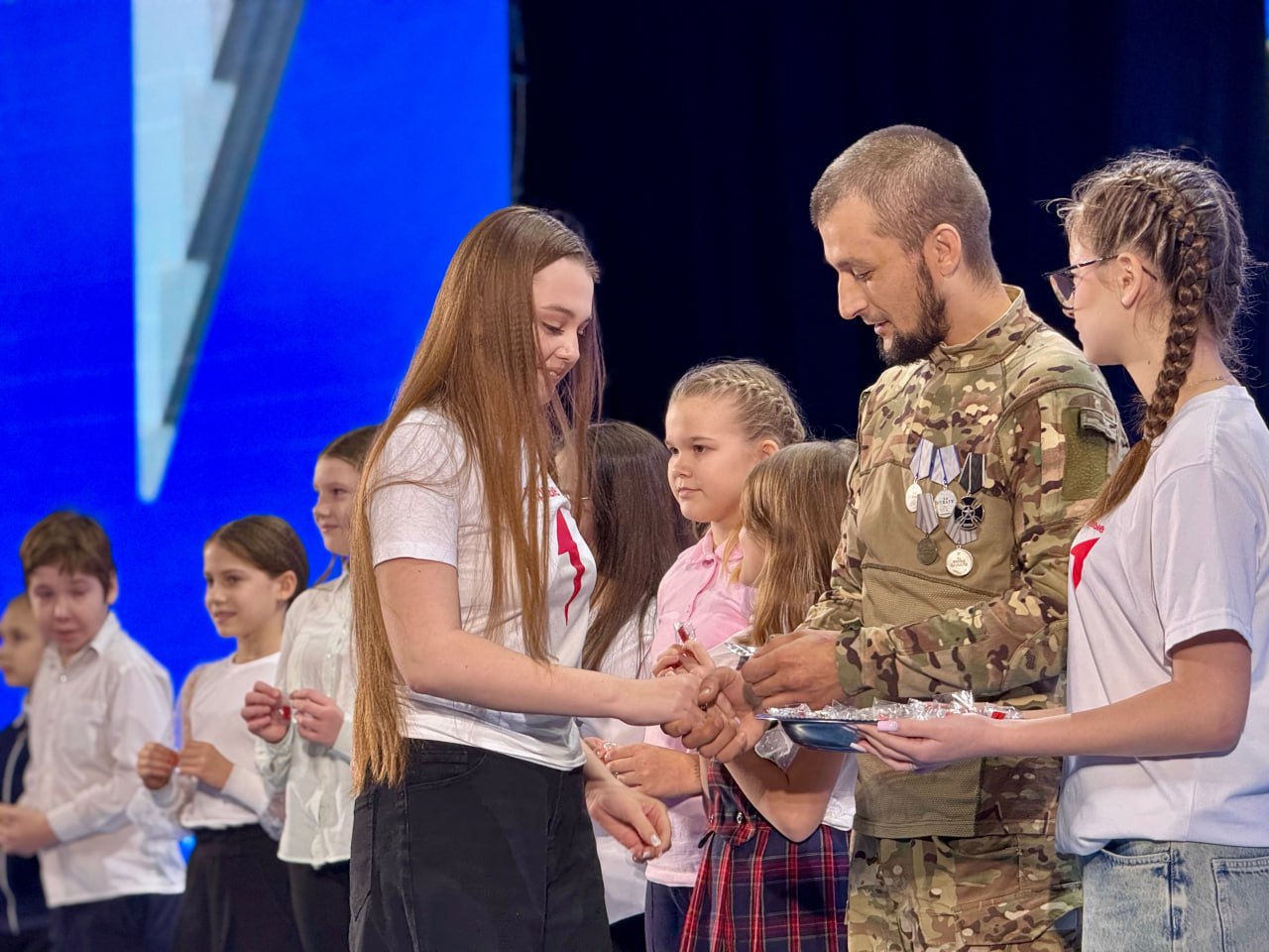 Посвящение в Первые. В День Героев Отечества в Центре молодежных инициатив состоялась торжественная церемония «Посвящение в Первые», наполненная духом патриотизма и гордости Посвящение в Первые. В День Героев Отечества в Центре молодежных инициатив состоялась торжественная церемония «Посвящение в Первые», наполненная духом патриотизма и гордости