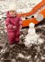Малышка слепила своего первого снеговика!