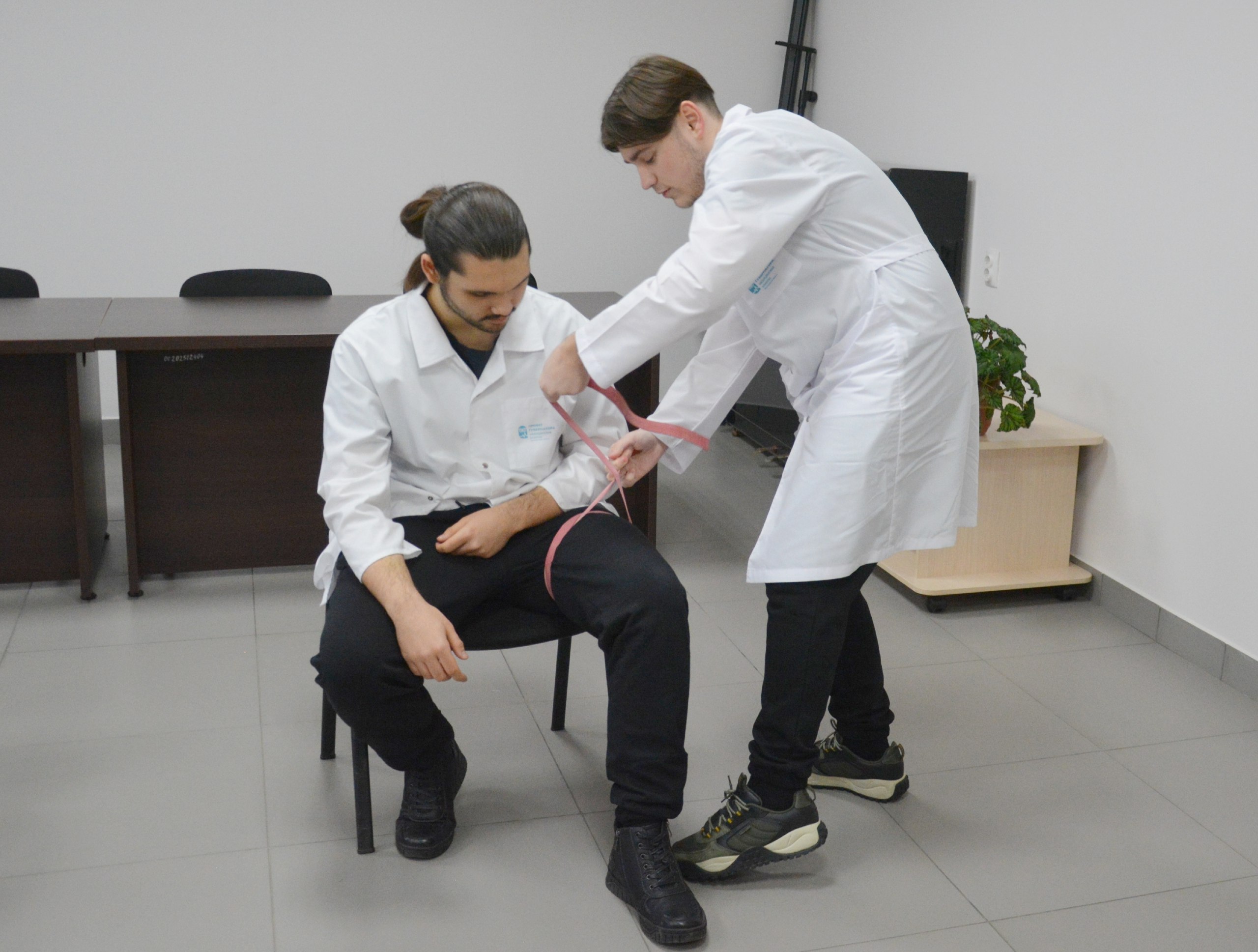 Будущие медики нашего округа продолжают осваивать азы врачебного дела Будущие медики нашего округа продолжают осваивать азы врачебного дела