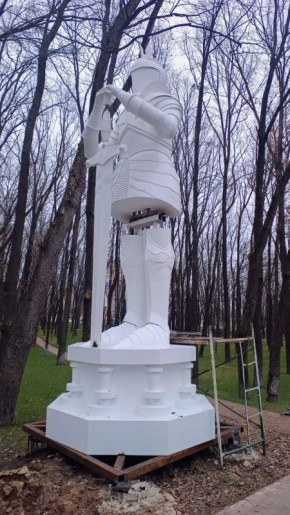 Стражи досуга: в центральном парке Белгорода устанавливают фигуры рыцарей