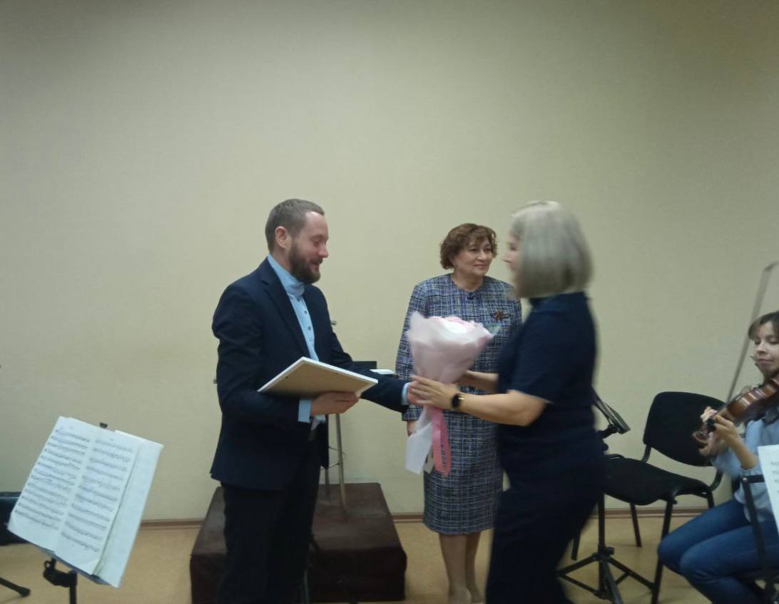 Сегодня в Белгородской государственной филармонии наградил артистов Симфонического оркестра Сегодня в Белгородской государственной филармонии наградил артистов Симфонического оркестра