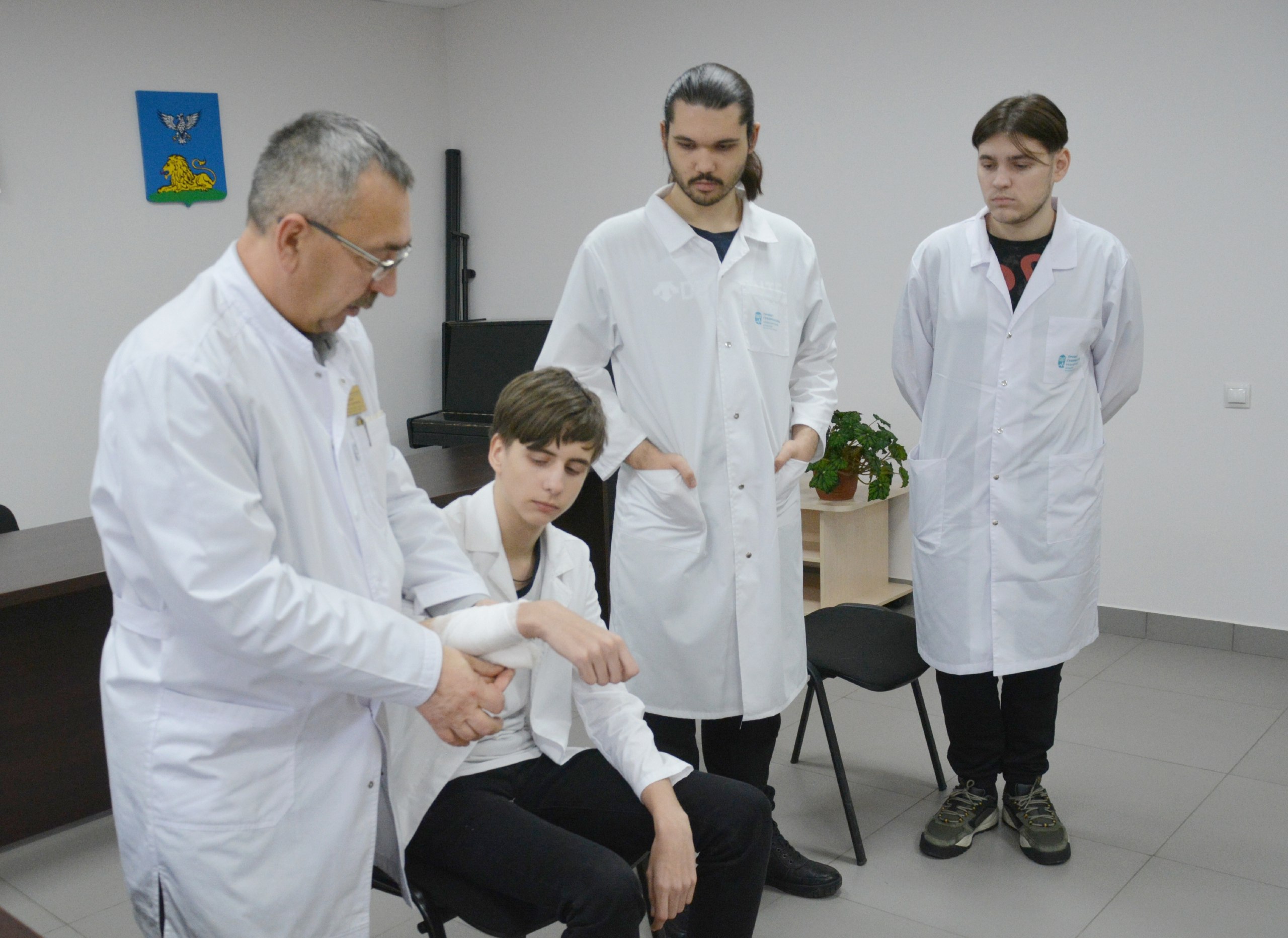 Будущие медики нашего округа продолжают осваивать азы врачебного дела Будущие медики нашего округа продолжают осваивать азы врачебного дела