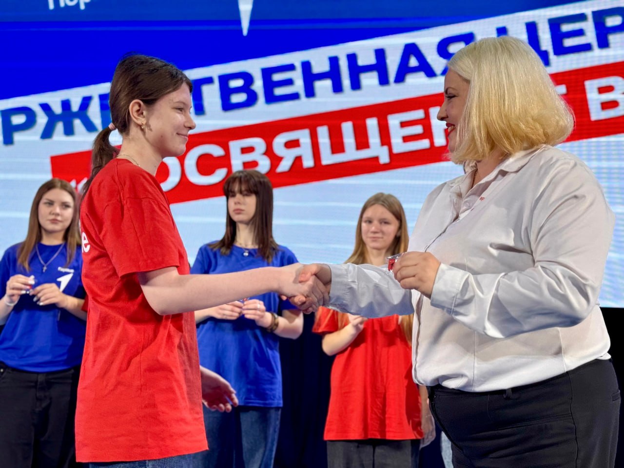 Посвящение в Первые. В День Героев Отечества в Центре молодежных инициатив состоялась торжественная церемония «Посвящение в Первые», наполненная духом патриотизма и гордости Посвящение в Первые. В День Героев Отечества в Центре молодежных инициатив состоялась торжественная церемония «Посвящение в Первые», наполненная духом патриотизма и гордости