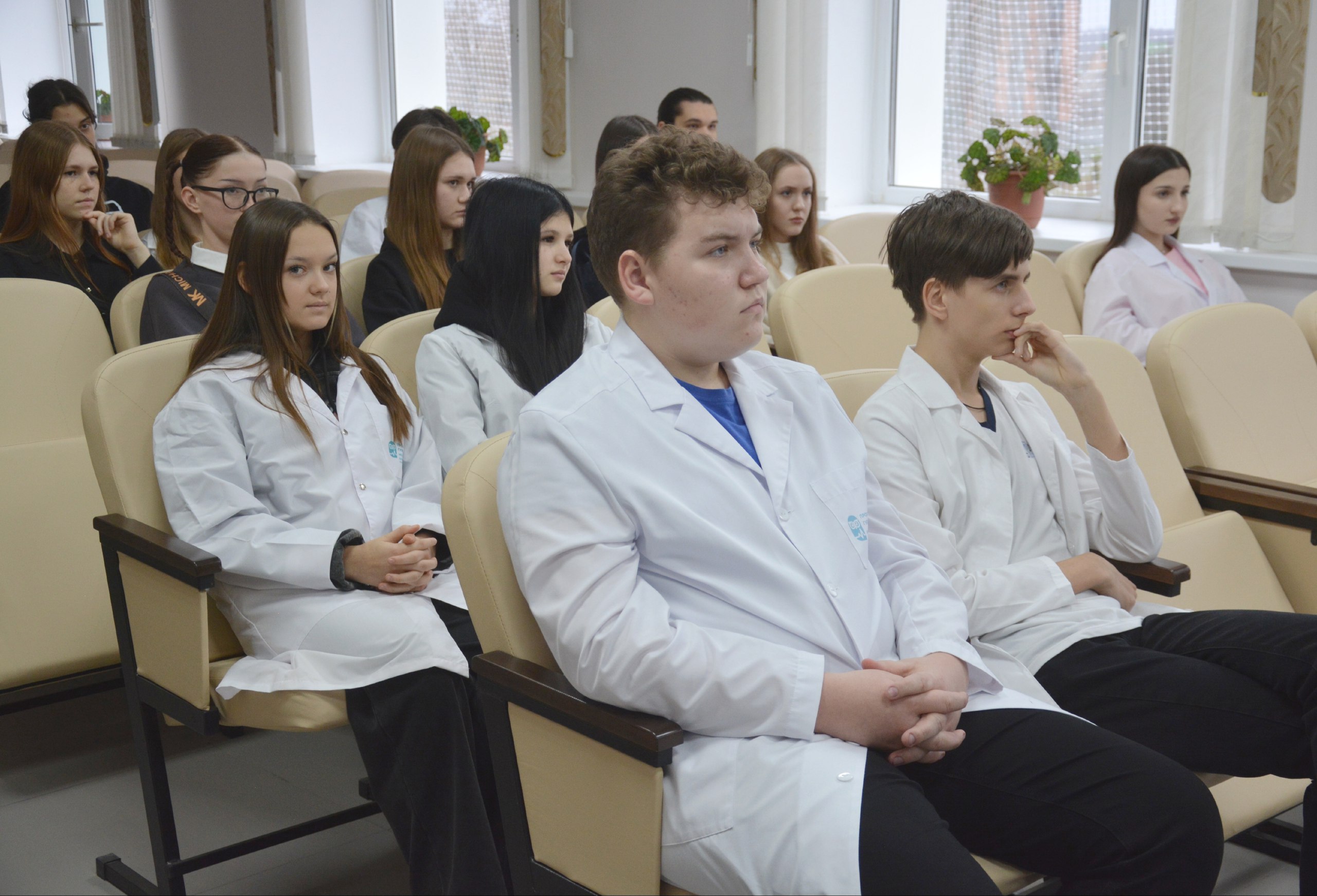 Будущие медики нашего округа продолжают осваивать азы врачебного дела Будущие медики нашего округа продолжают осваивать азы врачебного дела