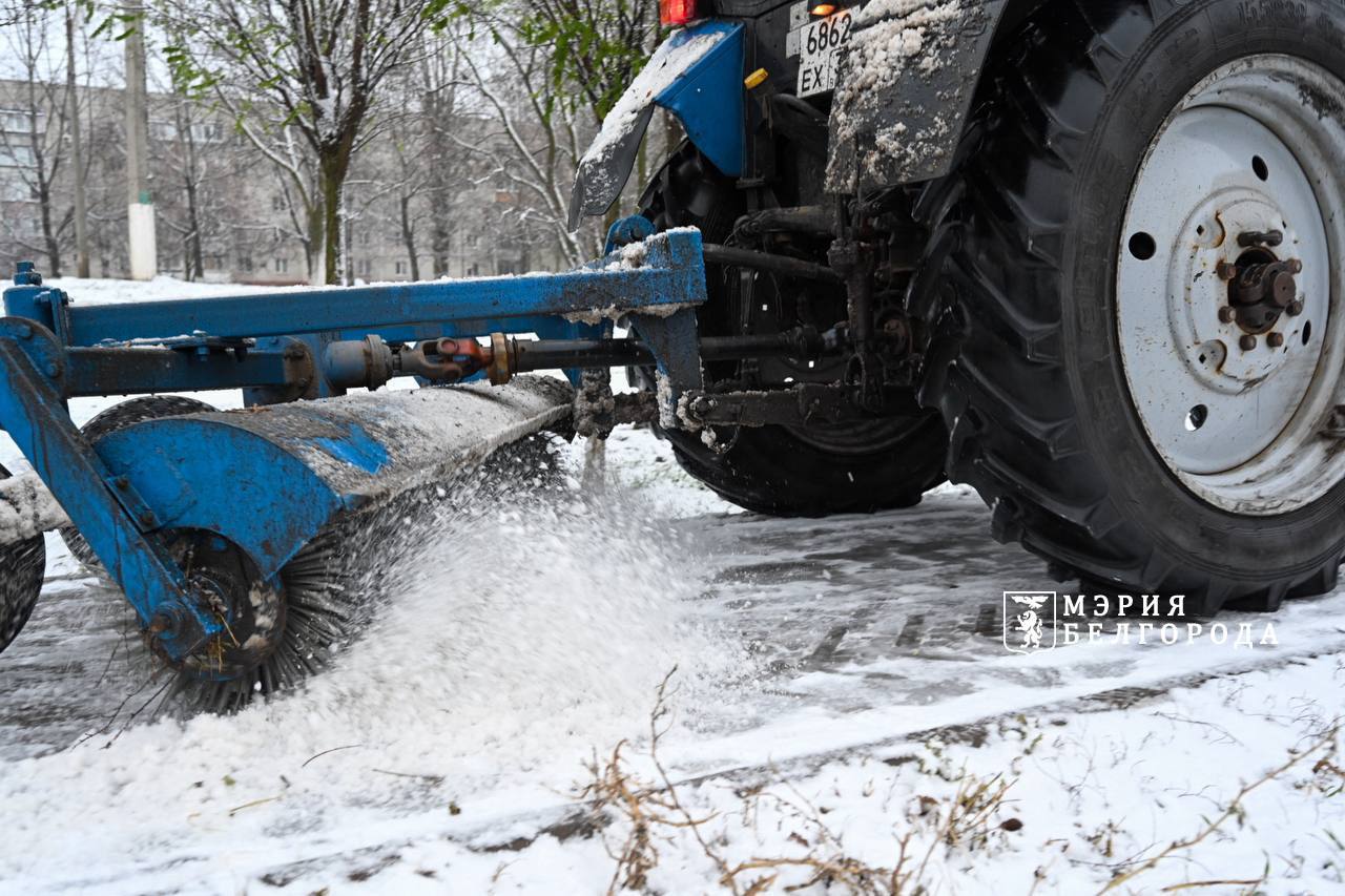 В Белгороде выпал первый снег – коммунальные службы с самого утра приводят в порядок автодороги и пешеходные маршруты В Белгороде выпал первый снег – коммунальные службы с самого утра приводят в порядок автодороги и пешеходные маршруты