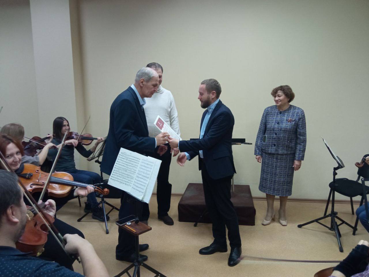 Сегодня в Белгородской государственной филармонии наградил артистов Симфонического оркестра Сегодня в Белгородской государственной филармонии наградил артистов Симфонического оркестра