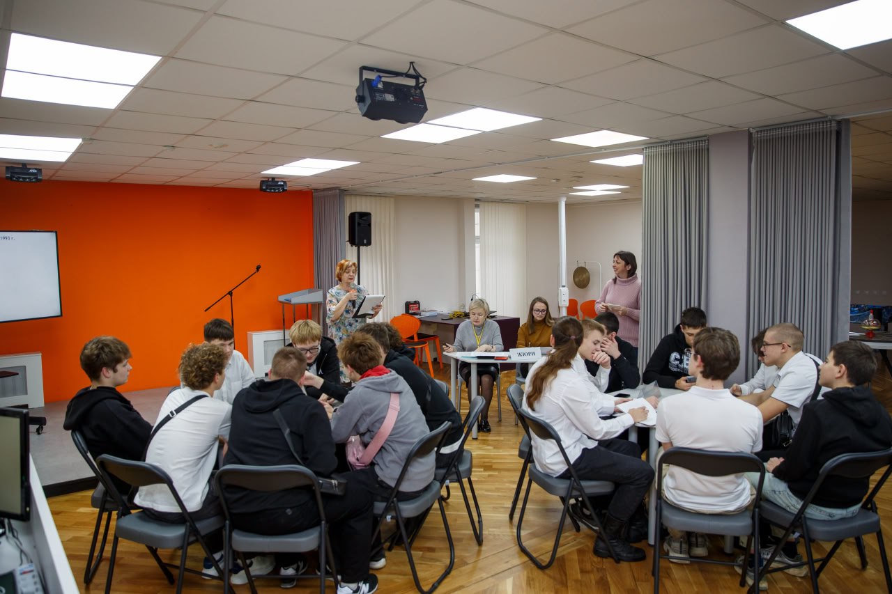 В преддверии Дня Конституции в Научной библиотеке для студентов Белгородского индустриального колледжа была проведена интеллектуальная игра