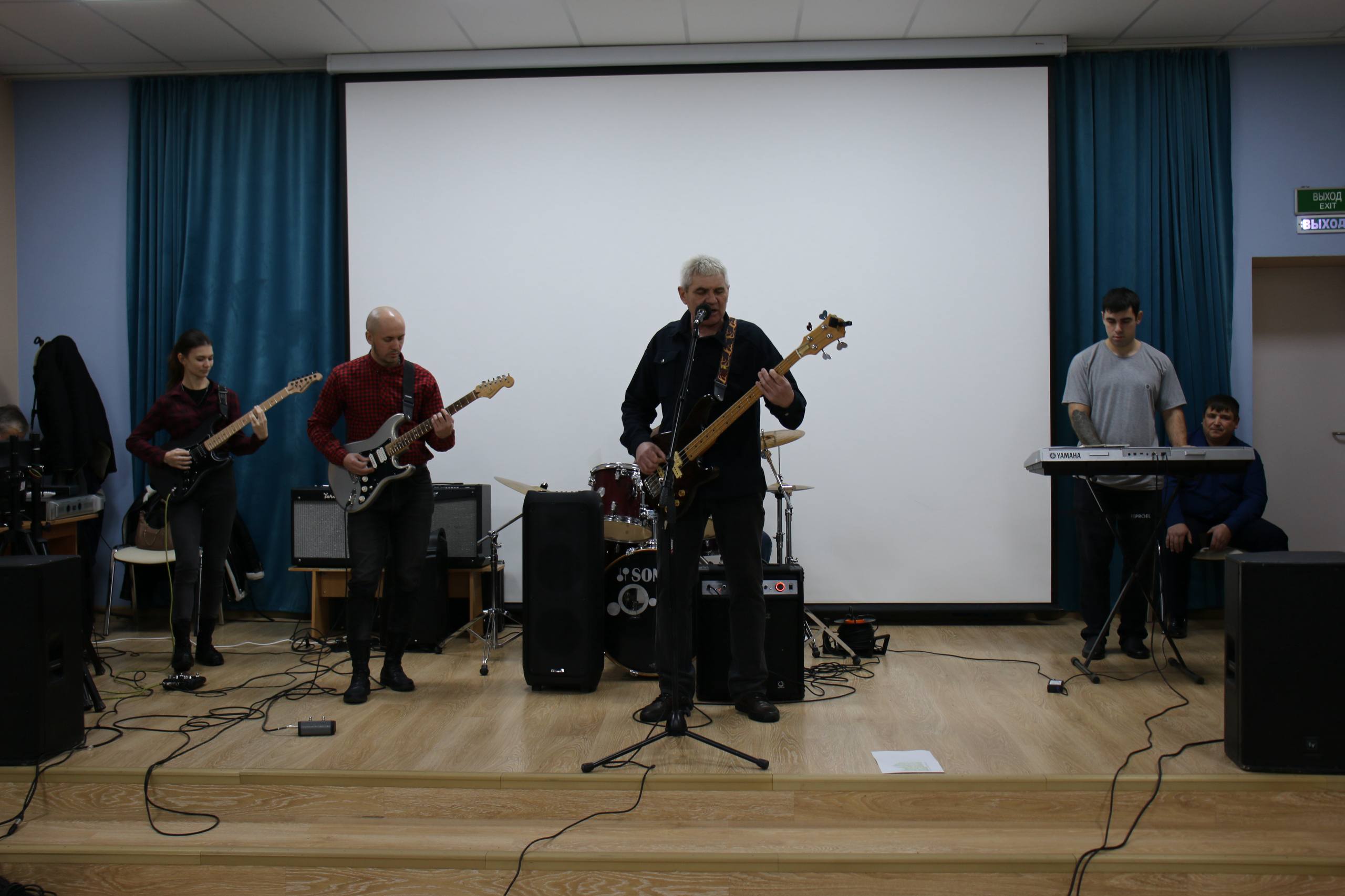 В День Героев Отечества в Политехническом техникуме прошел концерт «Россия в сердце каждого из нас» В День Героев Отечества в Политехническом техникуме прошел концерт «Россия в сердце каждого из нас»