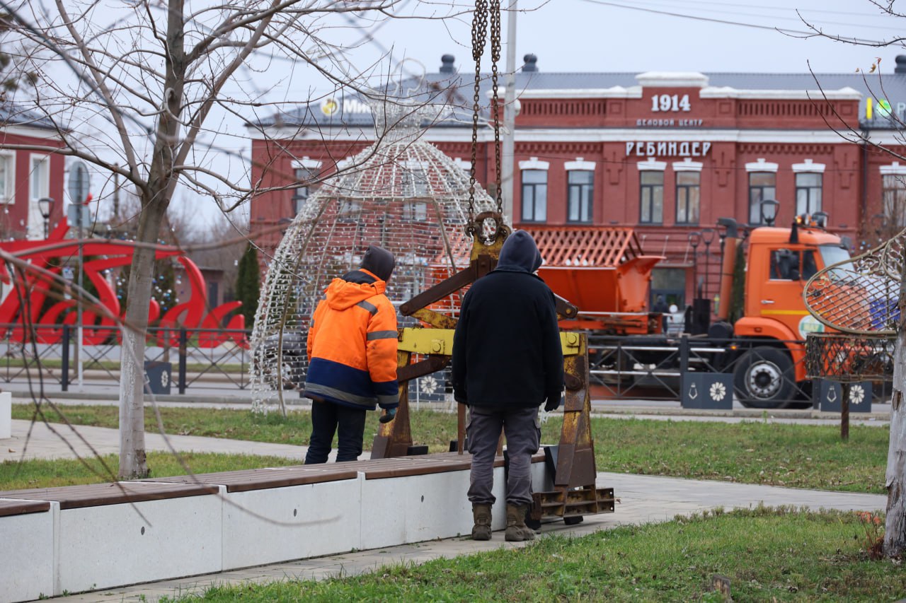 Специалисты продолжают украшать наш город к Новому году, параллельно улучшая его инфраструктуру Специалисты продолжают украшать наш город к Новому году, параллельно улучшая его инфраструктуру
