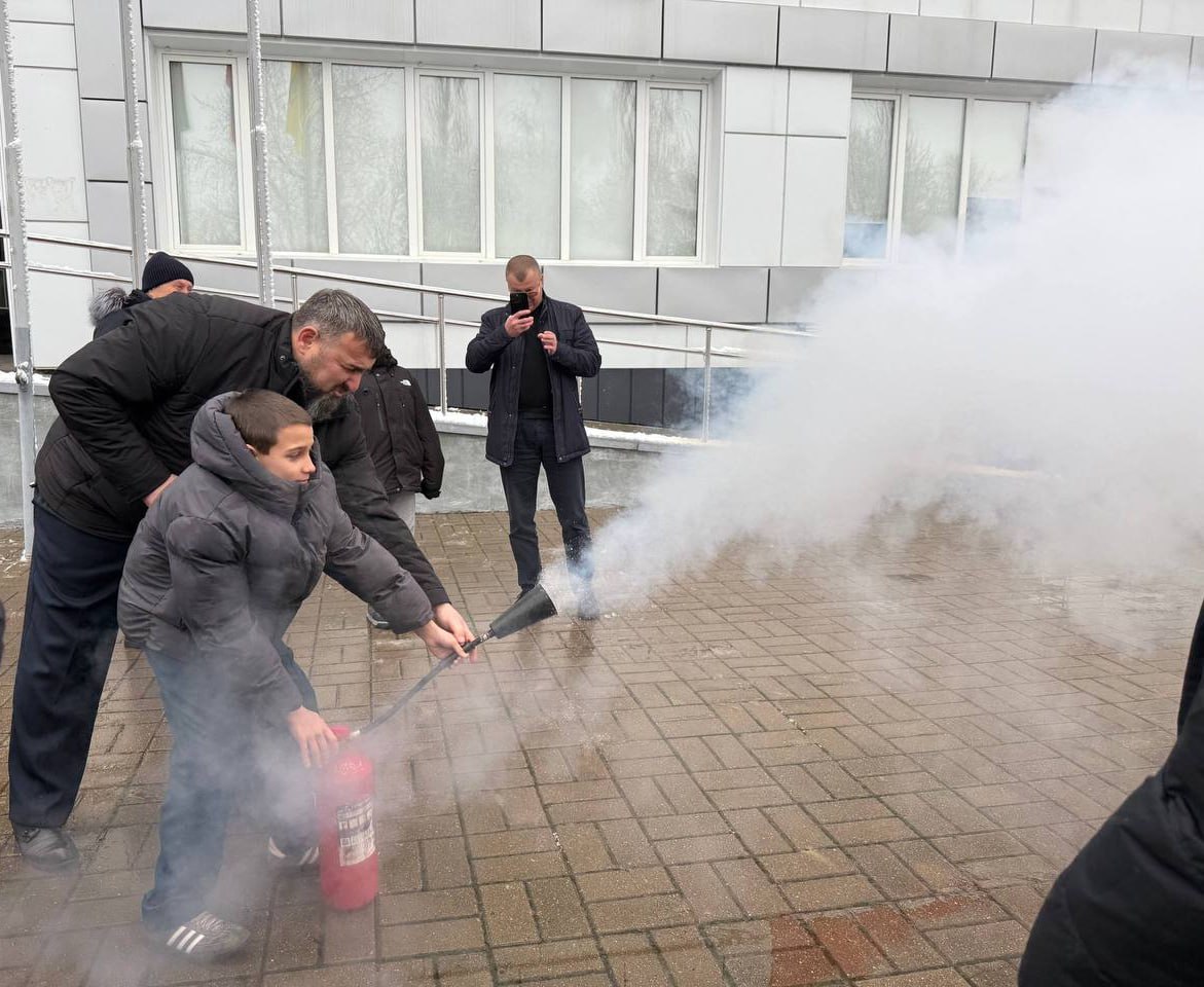 В городской школе №4 прошла учёба для активов юных пожарных, где ребята смогли погрузиться в мир отрасли и узнать много нового от настоящих профессионалов В городской школе №4 прошла учёба для активов юных пожарных, где ребята смогли погрузиться в мир отрасли и узнать много нового от настоящих профессионалов