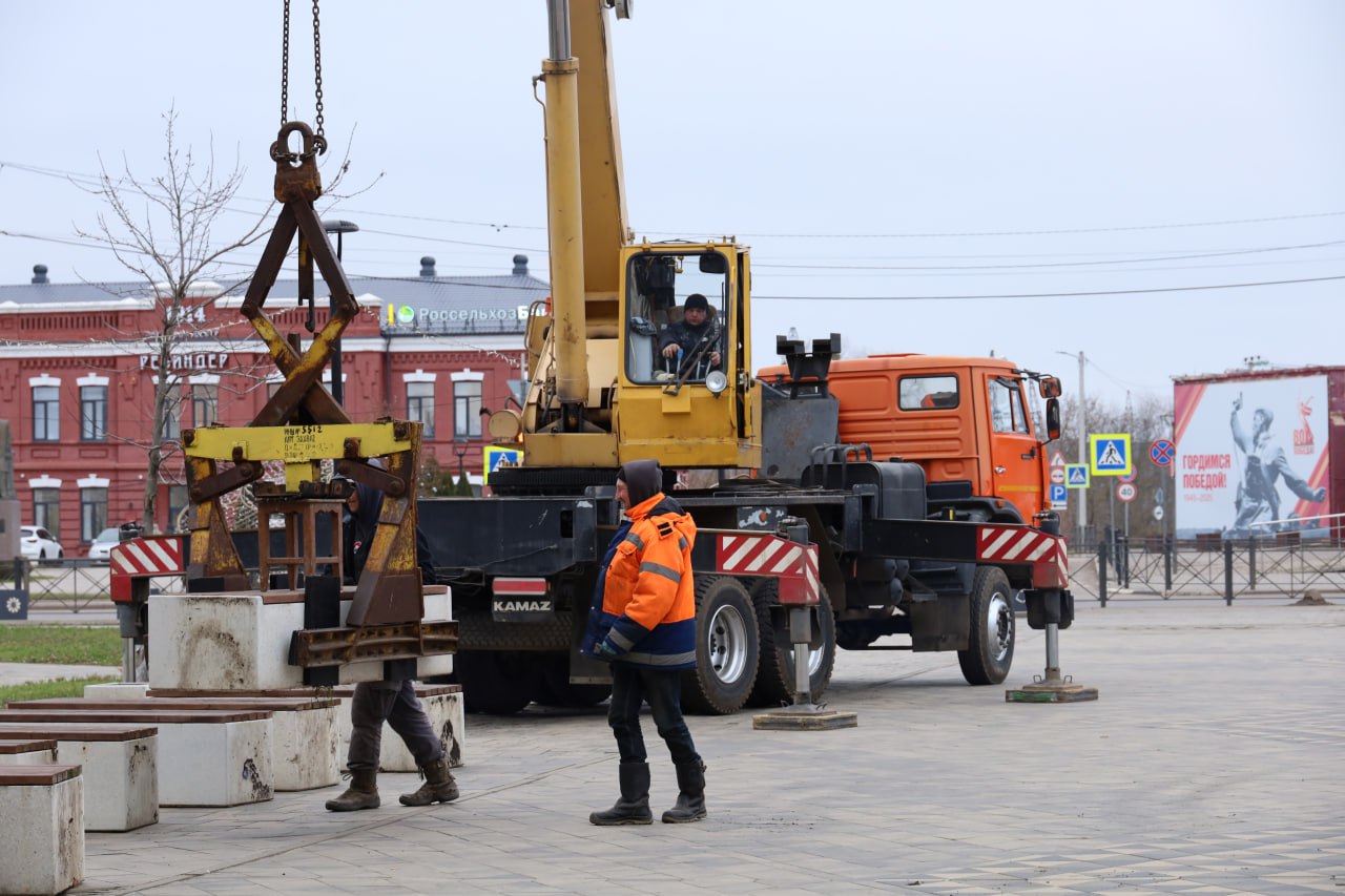 Специалисты продолжают украшать наш город к Новому году, параллельно улучшая его инфраструктуру Специалисты продолжают украшать наш город к Новому году, параллельно улучшая его инфраструктуру