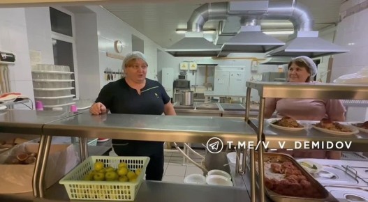 Мэр Белгорода Валентин Демидов навестил в ПВР жителей домов, рядом с которым сегодня произошло ЧП