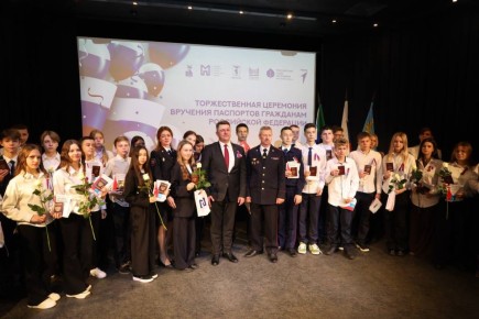 В День Конституции Российской Федерации в музее-диораме были вручены паспорта 30 юным белгородцам, достигшим 14-летнего возраста