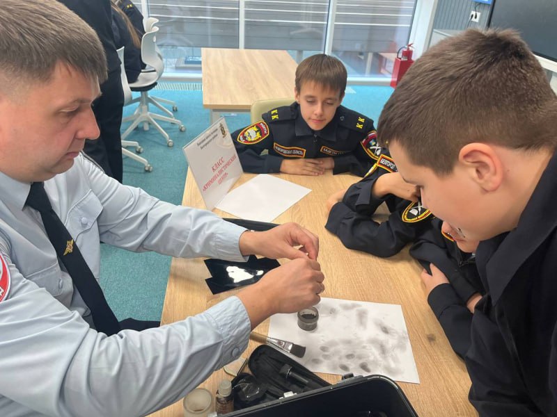 В Белгородском округе продолжает работать «Выездная школа полиции» В Белгородском округе продолжает работать «Выездная школа полиции»