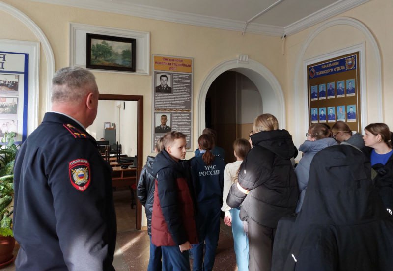 Губкинские школьники получили возможность изнутри понаблюдать за работой полиции