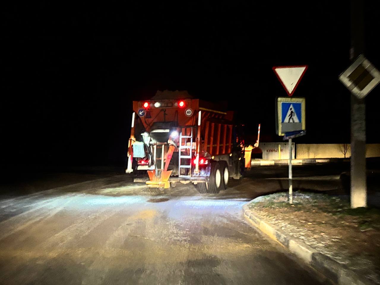 Коммунальные службы нашего округа оперативно приступили к обработке улично-дорожной сети, чтобы обеспечить безопасность и удобство для жителей Коммунальные службы нашего округа оперативно приступили к обработке улично-дорожной сети, чтобы обеспечить безопасность и удобство для жителей