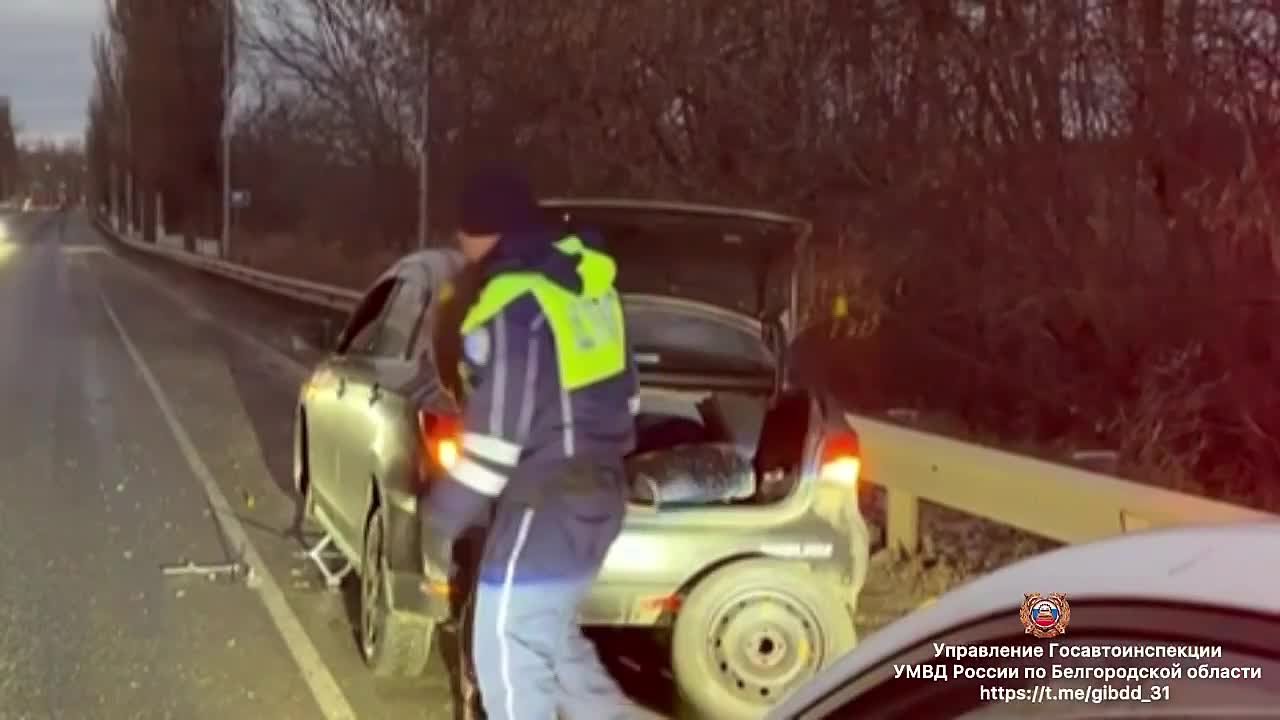В Белгороде сотрудники ДПС помогли автомобилистке с заменой колеса