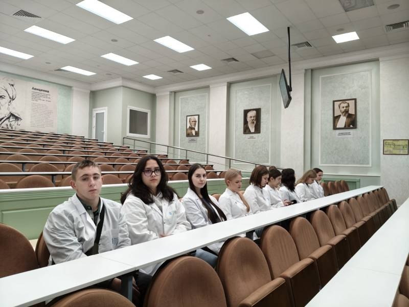 Ученики медицинского класса Ливенской школы №1 посетили университетскую субботу в БелГУ в рамках губернаторского проекта «Медицинские классы» Ученики медицинского класса Ливенской школы №1 посетили университетскую субботу в БелГУ в рамках губернаторского проекта «Медицинские классы»