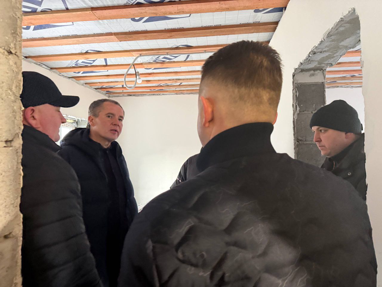 Семье, потерявшей дом при обстреле, достроят жильё к Новому году Семье, потерявшей дом при обстреле, достроят жильё к Новому году