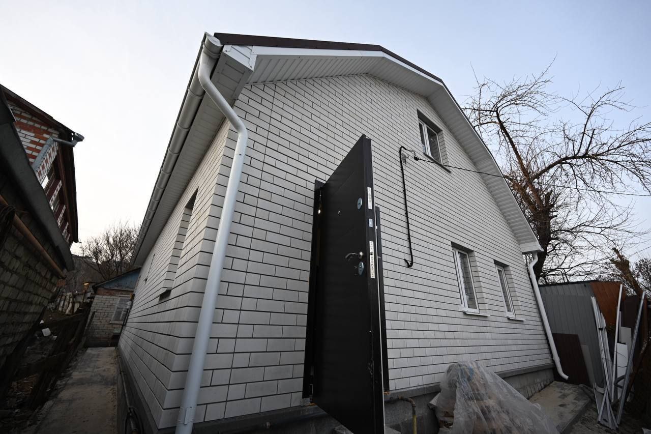 Семье, потерявшей дом при обстреле, достроят жильё к Новому году Семье, потерявшей дом при обстреле, достроят жильё к Новому году