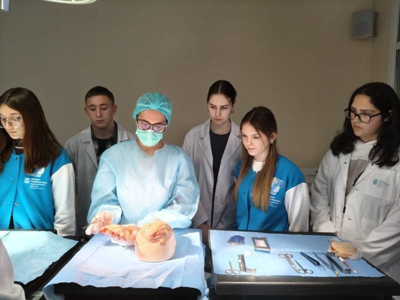 Ученики медицинского класса Ливенской школы №1 посетили университетскую субботу в БелГУ в рамках губернаторского проекта «Медицинские классы» Ученики медицинского класса Ливенской школы №1 посетили университетскую субботу в БелГУ в рамках губернаторского проекта «Медицинские классы»