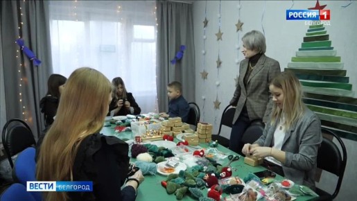 Только на одной площадке центра «Юность» за день ребята упаковали более 300 коробочек с сувенирами для бойцов