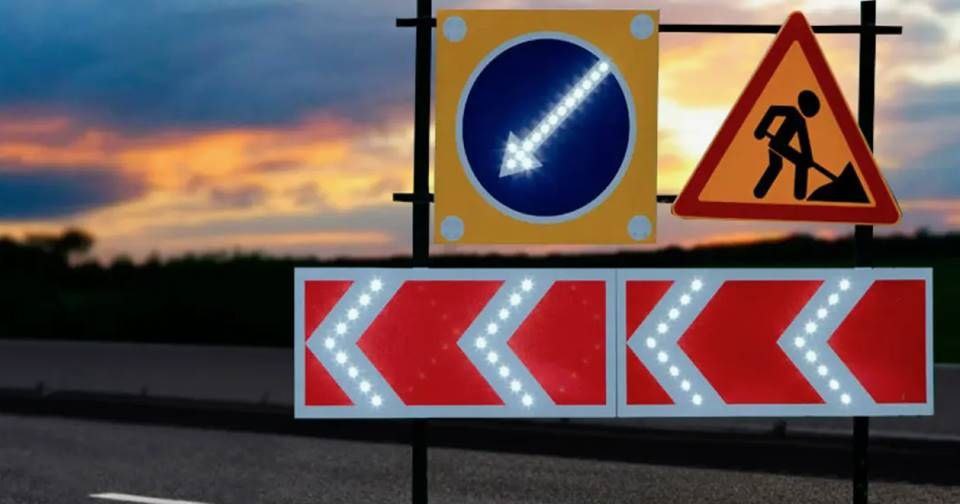 В Корочанском муниципальном округе завершены работы по установке импульсных светодиодных дорожных знаков на кольцевом пересечении на автомобильной дороге Короча - Губкин - граница Курской области км 3+212 («Короча второй...