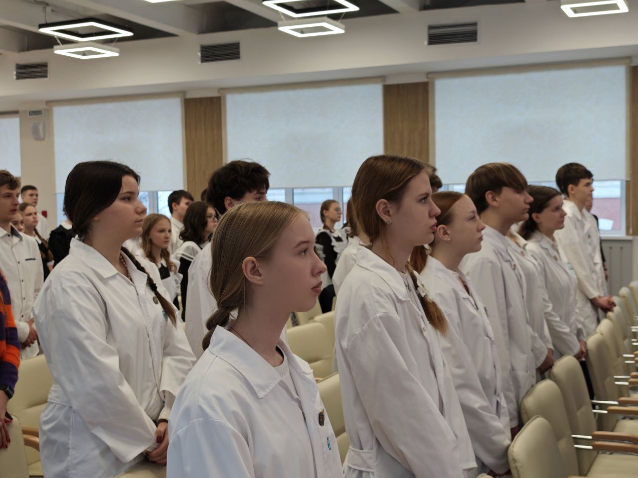 Шаг навстречу призванию. Сегодня в Корочанской школе имени Д.К. Кромского состоялось событие, которое подчёркивает важность медицинского образования и подготовки молодых кадров - посвящении в юные медики учащихся 8-го класса Шаг навстречу призванию. Сегодня в Корочанской школе имени Д.К. Кромского состоялось событие, которое подчёркивает важность медицинского образования и подготовки молодых кадров - посвящении в юные медики учащихся 8-го класса