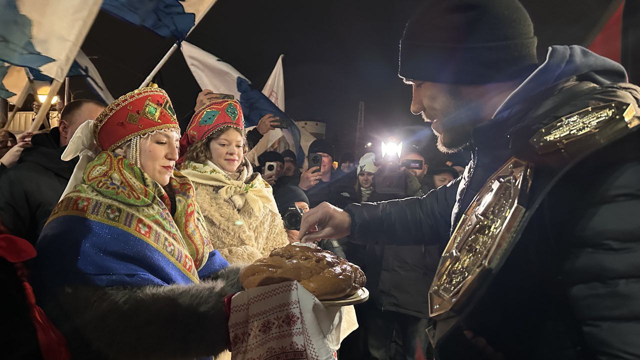 Олег Медведев: Сегодня в 19:20 представители нашей активной и талантливой молодёжи встречали нашего легендарного земляка – Вадима Немкова, который вернулся домой с чемпионским титулом PFL в тяжёлом весе! Олег Медведев: Сегодня в 19:20 представители нашей активной и талантливой молодёжи встречали нашего легендарного земляка – Вадима Немкова, который вернулся домой с чемпионским титулом PFL в тяжёлом весе!