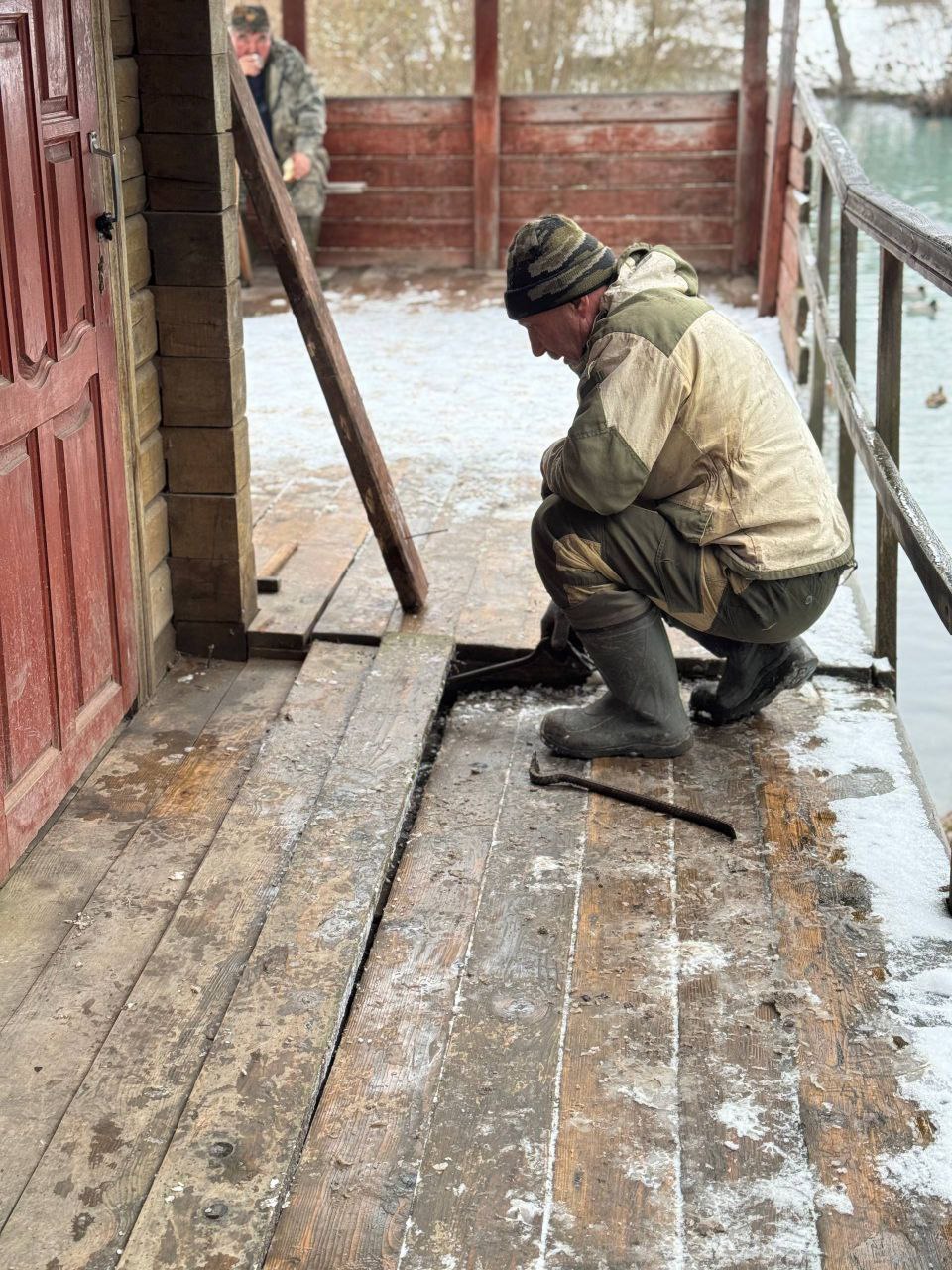 Работники МБУ "Охотник" провели субботник на роднике Криница в селе Шопино, приведя в порядок купель Работники МБУ "Охотник" провели субботник на роднике Криница в селе Шопино, приведя в порядок купель