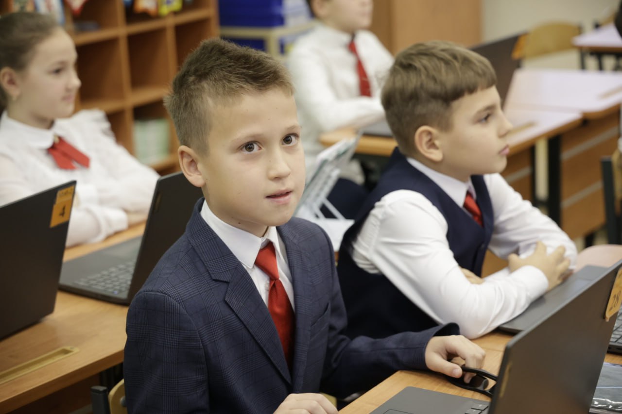 Михаил Лобазнов: В ходе рабочей поездки по Старому Осколу губернатор Вячеслав Гладков посмотрел, как идёт работа по созданию системы развития проекта по непрерывному IT-образованию в наших детских садах и школах Михаил Лобазнов: В ходе рабочей поездки по Старому Осколу губернатор Вячеслав Гладков посмотрел, как идёт работа по созданию системы развития проекта по непрерывному IT-образованию в наших детских садах и школах